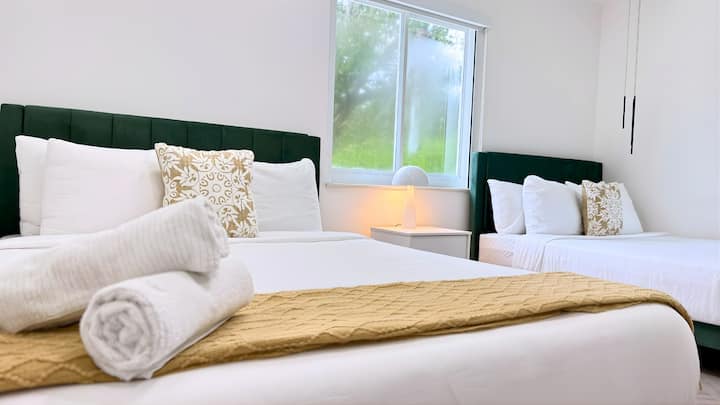 El dormitorio 2 de nuestra villa en Brickell ofrece un elegante refugio con dos lujosas camas dobles queen, un elegante baño privado, un armario espacioso y cortinas opacas de primera calidad, todo diseñado para brindar una tranquilidad reparadora y una comodidad superior.