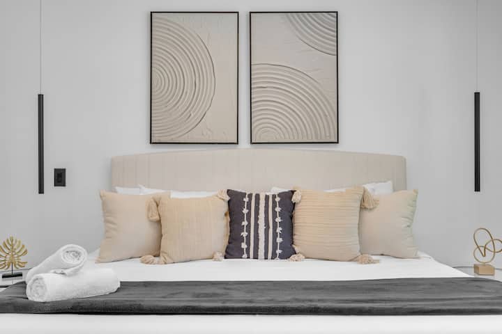 El dormitorio 3 de nuestra casa de lujo en Brickell, Miami, cuenta con una cama tamaño king, TV inteligente y cortinas opacas. Disfruta de un baño privado, iluminación del ambiente de la habitación y un amplio armario para un refugio acogedor y cómodo.