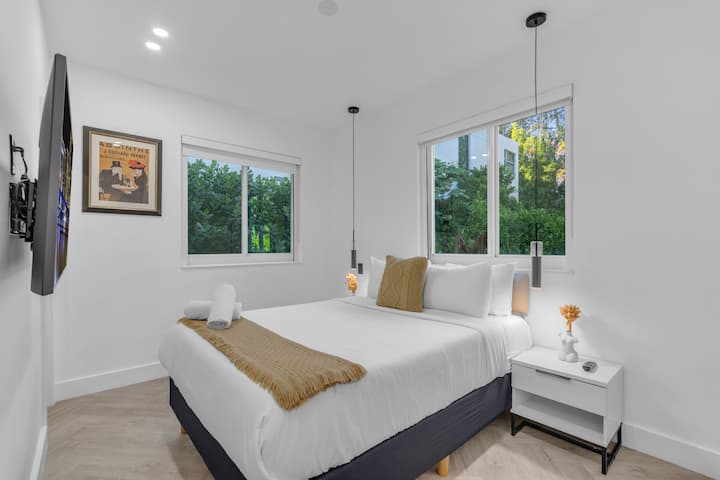 Disfruta de la comodidad del dormitorio 4, que ofrece una lujosa cama tamaño queen, un elegante baño privado, iluminación ambiental personalizada, cortinas opacas, televisión inteligente y un generoso armario. Un santuario privado diseñado para el lujo reparador en el corazón de Brickell.