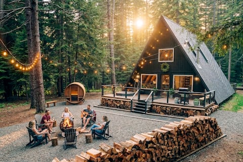 Hot Tub, Sauna, Cedar Shower, King Bed and EV