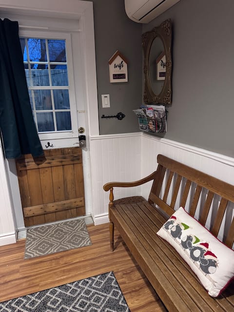 Top Airbnb: Cozy studio w/Hot tub - Walk to everything! in Québec
