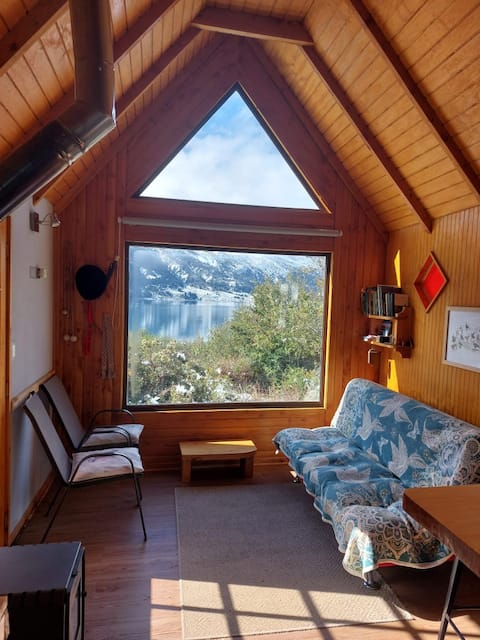 Cabin with a view of a quiet lake, Valle de los Exploradores