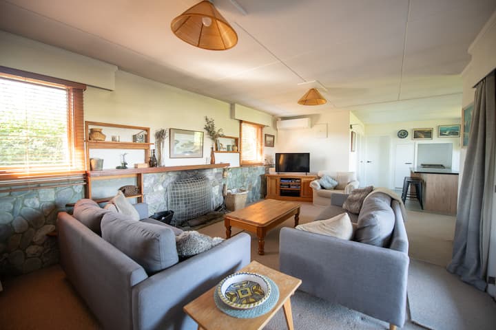 Central With Lake And Mountain Views. - Wanaka