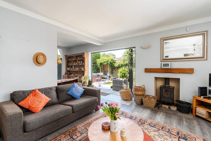 The Sanctuary | Hot Tub | Bifolds | Walled Garden - Leeds