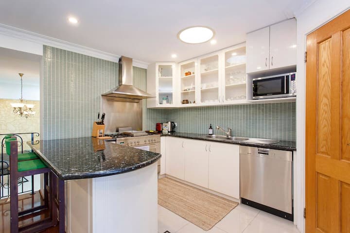 Spacious Central Fremantle Home W Spa Bath &Garden - Perth