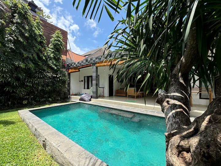 Tropical 2BR Villa. 10 min walk to Padma Beach