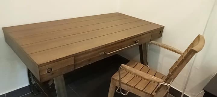 Spacious 137×71cm wooden desk with a sturdy industrial frame – perfect for working, writing, or creative projects.