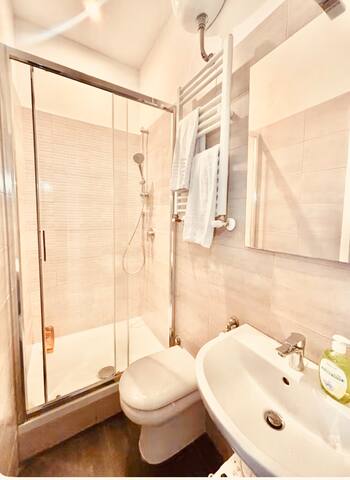 Sara’s Home Comfort 10 Minutes from Termini gallery image 3