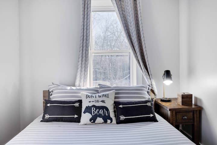 Kjo dhomë ka një krevat dopio "queen", krevati i vogël do të përshtatet këtu ose mund të vendoset në dhomën kryesore/kryesore të gjumit. 