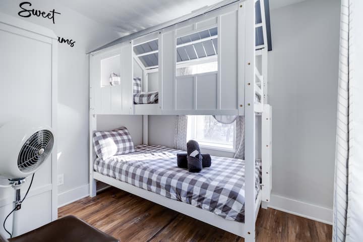 Kjo dhomë ka një krevat tek mbi një krevat marinari. 