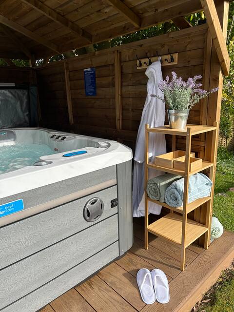 Spacious luxury cottage with hot tub near Exmoor