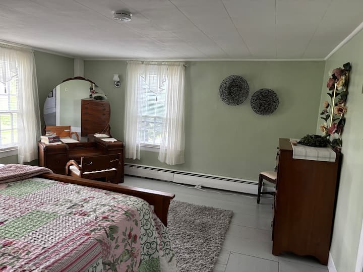 Chambre à l'étage, lit queen