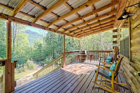 Clyde’s Cabin: Mtn View, Fire Pit, Pet-Friendly!