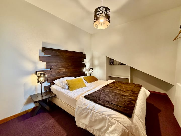 Schlafzimmer mit einem Bett von 140 x 190 cm (Bettwäsche kann gemietet werden)