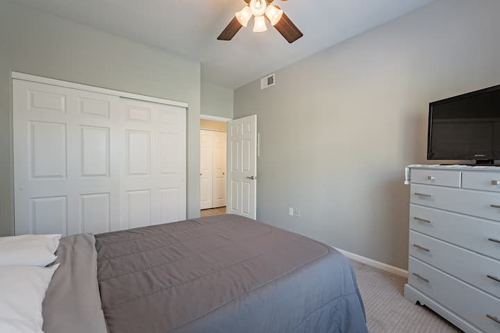 Chambre spacieuse avec grand lit.