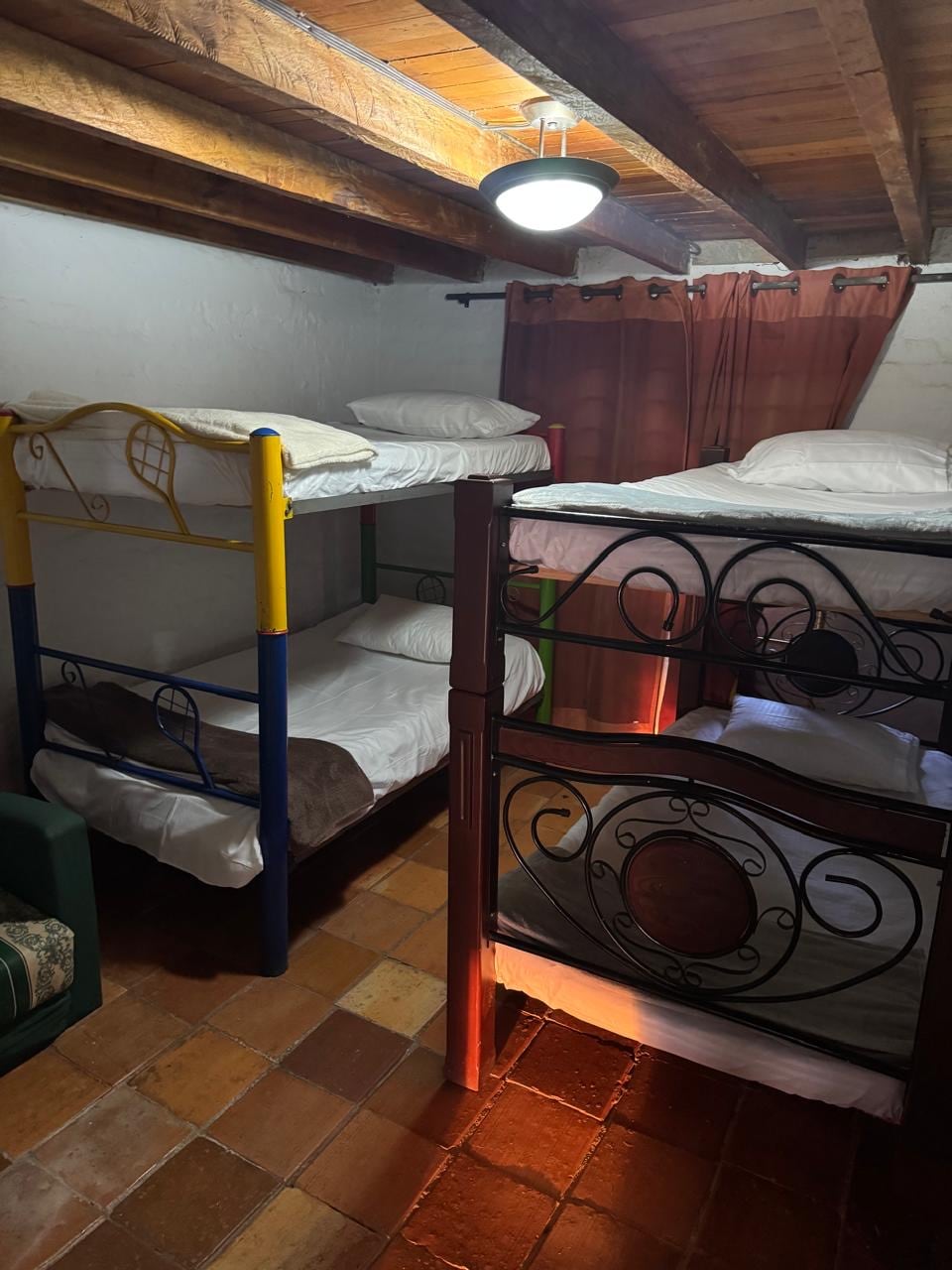 Kulikuwa na chumba kilicho na vitanda vinne na kitanda cha sofa 