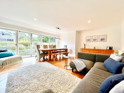 Beach house + hot tub, walk to restaurants & bars.