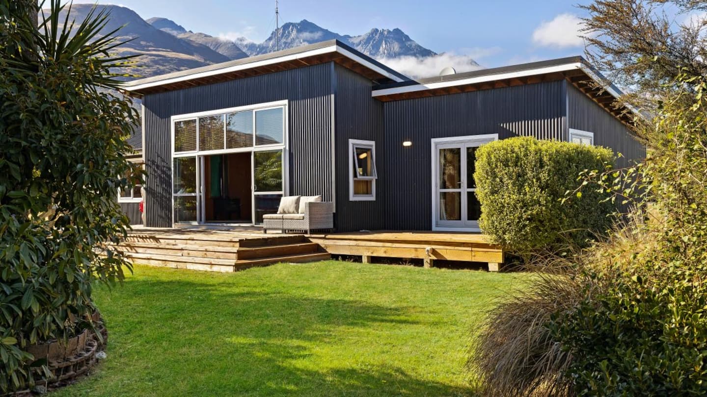 Glenorchy Mountain View Home 5