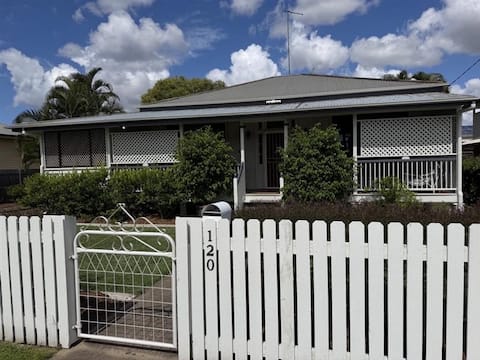 Charming 4 Bedroom with Aircon Ideal for long stay