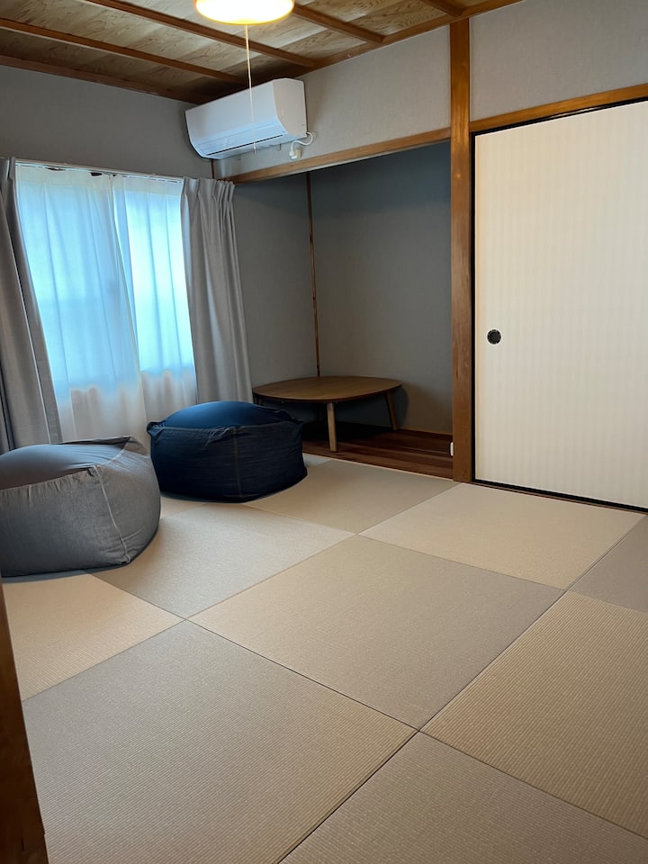 Ghorofa ya juu, chumba cha kulala cha pili ni chumba cha tatami ambapo unaweza kulala kwenye futoni za jadi. Chumba cha tatami cha 6-mat kinawafaa wageni 2–3 kwa starehe. Ikiwa kundi lako lina watu zaidi ya 4, tujulishe tu na tutafurahi kujadili machaguo.