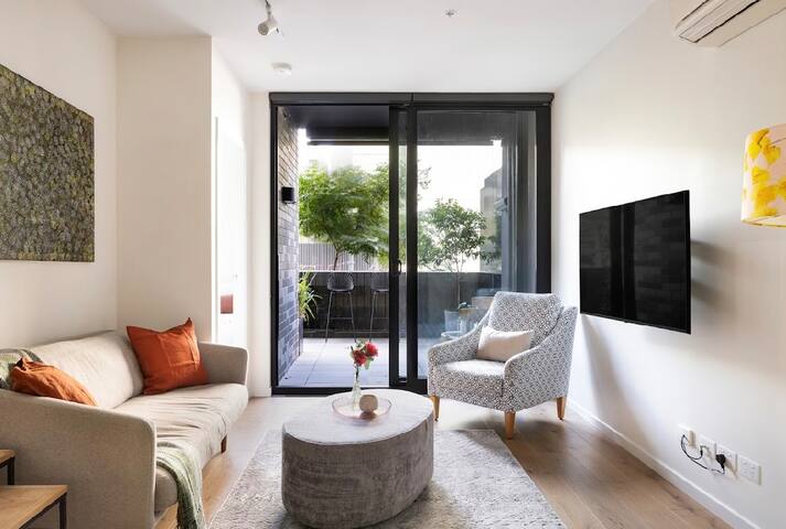 Stunning 2 bed Carlton terrace apartment +carpark gallery image 2