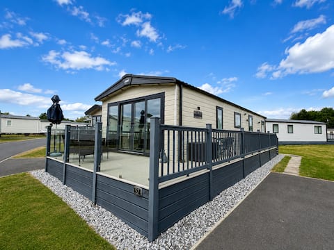 Caravan with decking area & WiFi, ref 60057CH