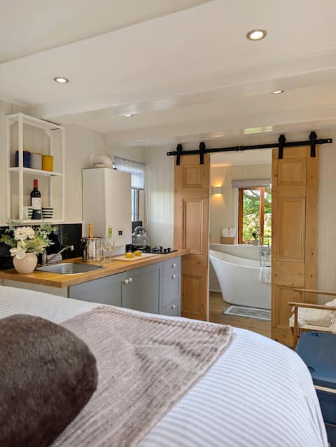 Beautiful, private Shepherd's hut overlooking lake