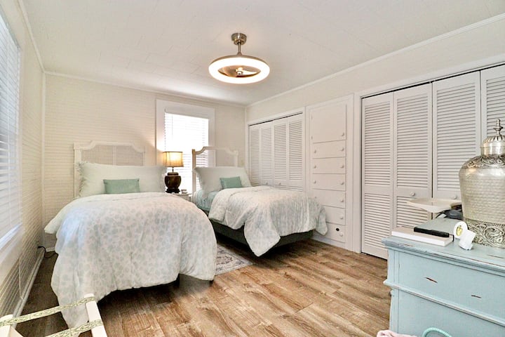 Две двойни легла тип „Темпур“ - педикюр. Два големи килера с допълнителни разтегателни легла и бебешки легла, столчета за хранене.