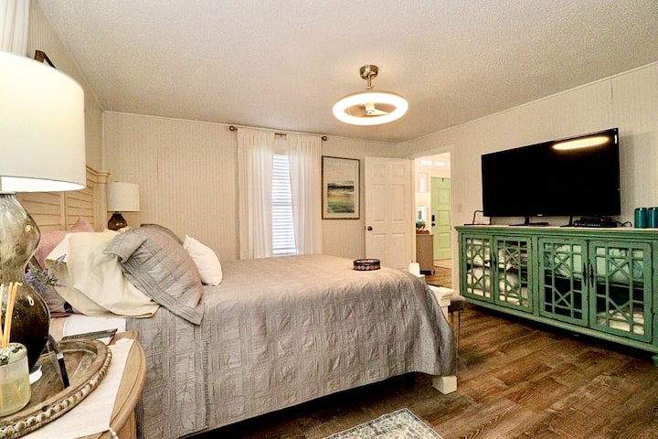 Двоен матрак Темпур - педикюр и повдигащо легло. 60 - инчов HD телевизор. Вентилатор на тавана 