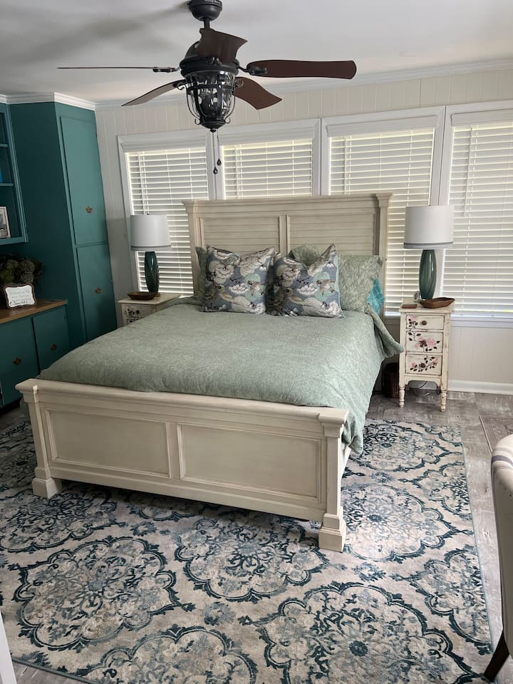 Двойно легло тип „Темпур“ - педикюр. В тази стая има и пълен офис за ваше ползване. В стаята има телевизор и пълен кафе и чаен бар. В тази стая в шкафовете се намират и различни деца, играчки и игри за семейството.