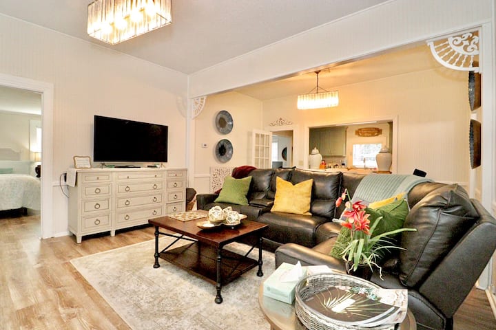 Просторна всекидневна с 70 - инчов HD телевизор с кабелна телевизия. Кожен наклонен участък.