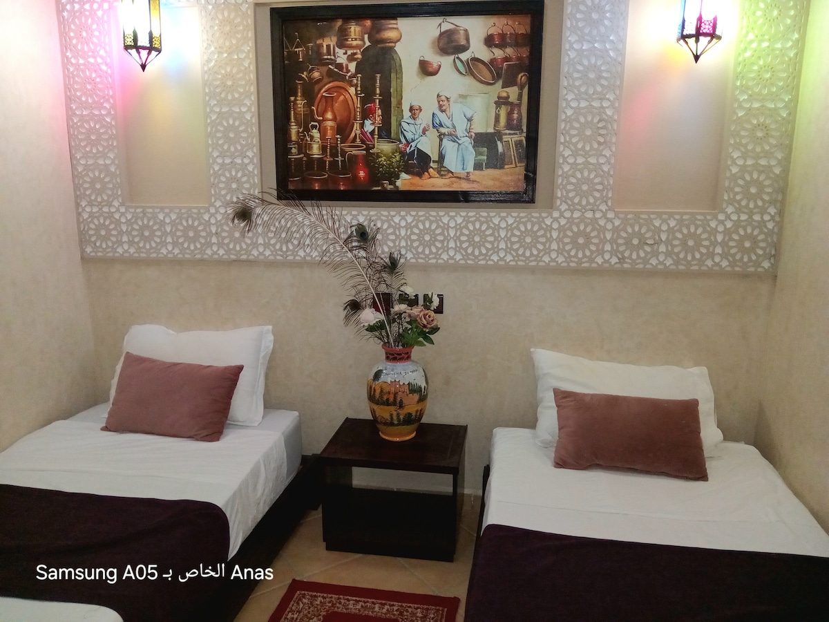 Втората спална соба има два одделни кревета и гардероба.