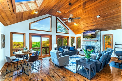 Amazing Views! Hot Tub • Billiards • 2 Fireplaces