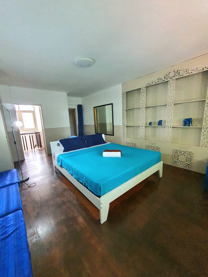 dormitorio 2 con baño privado y acceso directo al gran balcón