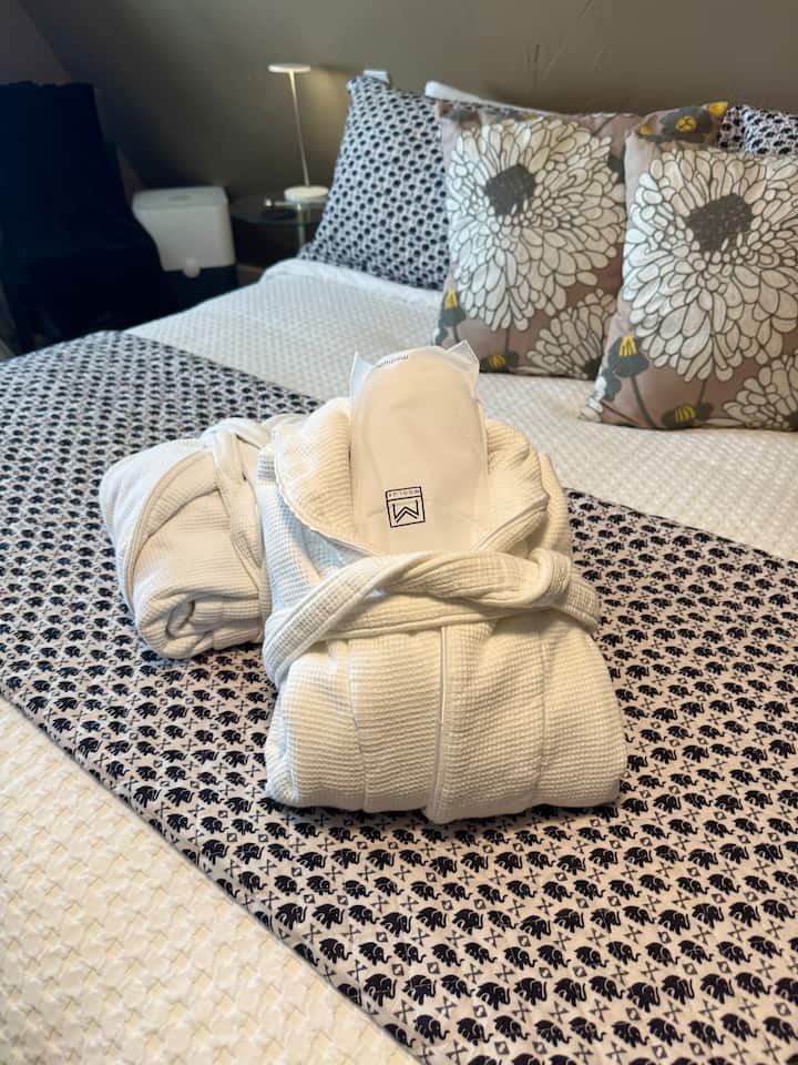 En el dormitorio principal se proporcionan batas y pantuflas de algodón de lujo.