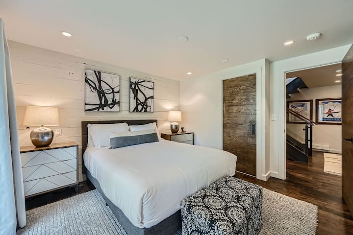 Središnja spavaća soba u prizemlju savršena je za obitelji, a nalazi se između dječje sobe s krevetima na kat i privatne sobe s bračnim krevetom (160 – 179 cm). Iskoristite pristup zajedničkoj terasi na nižoj etaži, idealnoj za opuštanje, dok dijelite kupaonicu s obližnjim smještajima.