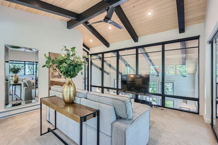 Prostrana glavna spavaća soba s kaučem na razvlačenje za dodatne goste. Opustite se na kauču dok gledate svoje omiljene emisije na pametnom televizoru koji se nalazi nasuprot visokih staklenih prozora kroz koje dnevni boravak ispunjava prirodno svjetlo.