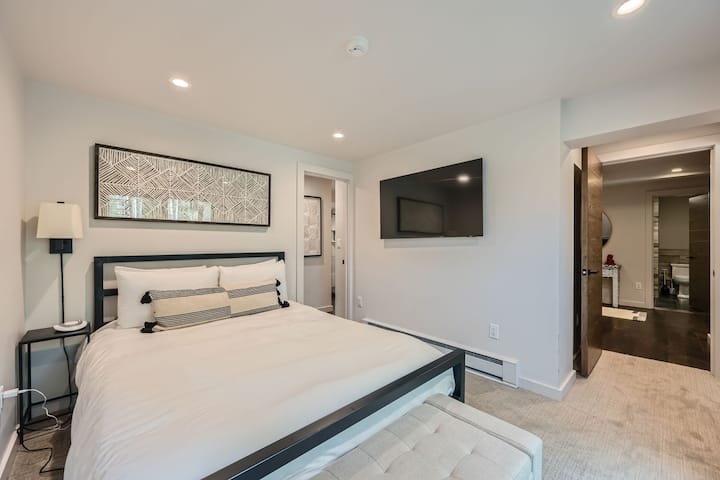 Privatna spavaća soba s bračnim krevetom u prizemlju nudi udobno utočište s vlastitom kupaonicom i tušem. Uživajte u mirnom boravku u ovom udobnom prostoru, savršenom za opuštanje i udobnost, dok ste u blizini sadržaja prikladnih za obitelj.