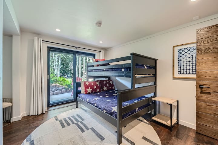 Soba s krevetima na kat u prizemlju ima udobne krevete na kat i elegantan dekor. Dijeli luksuznu kupaonicu sa spavaćom sobom s bračnim krevetom (150 – 179 cm), a tu su i parna tuš-kabina, velika kada i dvostruki umivaonik. Savršeno za obitelji ili grupe i vrlo praktično!