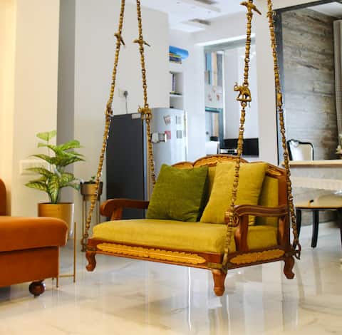 Satellite Abode- Luxurious stay in city center.