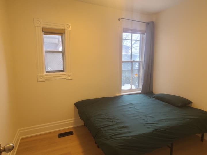 غرفة نوم ثانية بسرير بحجم كوين