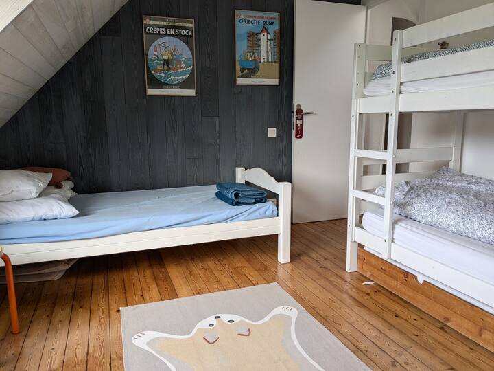 children's bedroom (sleeps 3 + 1 pull-out bed)