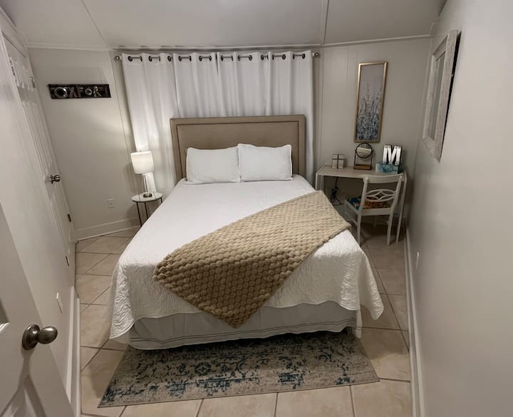 Spálňa č.1
Manželská posteľ 
Toaletný papier na líčenie