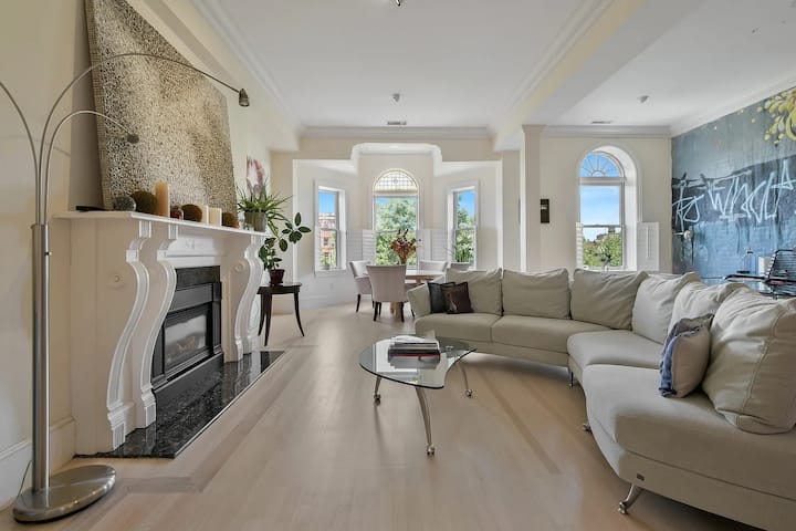 Art Penthouse / Roofdeck In The Heart Of Boston - Boston, MA