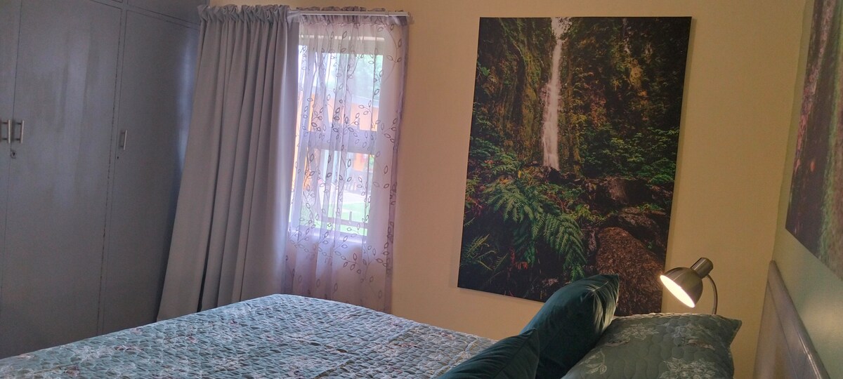 Wazazi hupumzika, chumba cha kujitegemea katika nyumba kwa ajili ya Mama na Baba kufurahia wakati wa utulivu.