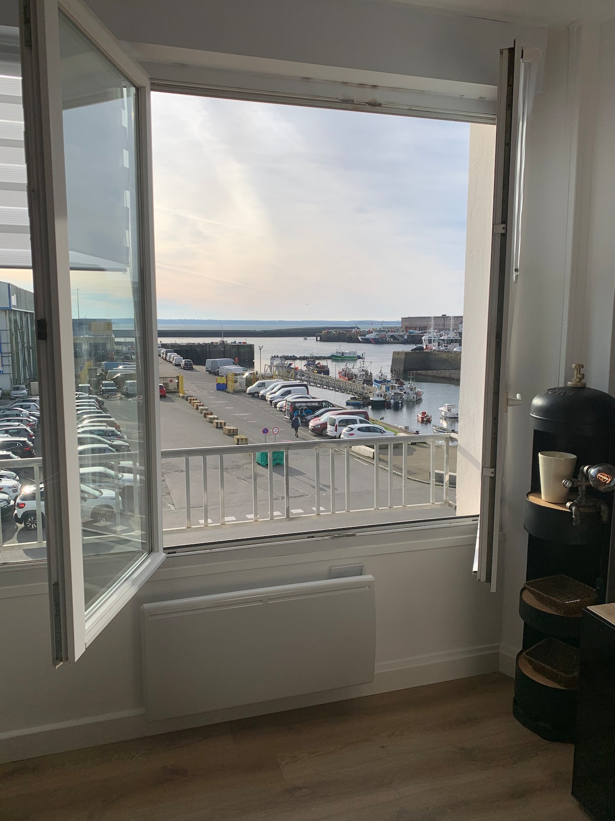 Successful Airbnb property: Beautiful 2-bedroom, sea view at the commercial port in Brest