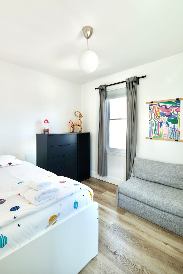Kids bedroom setting: 1 twin bed and 1 single sofa bed.
