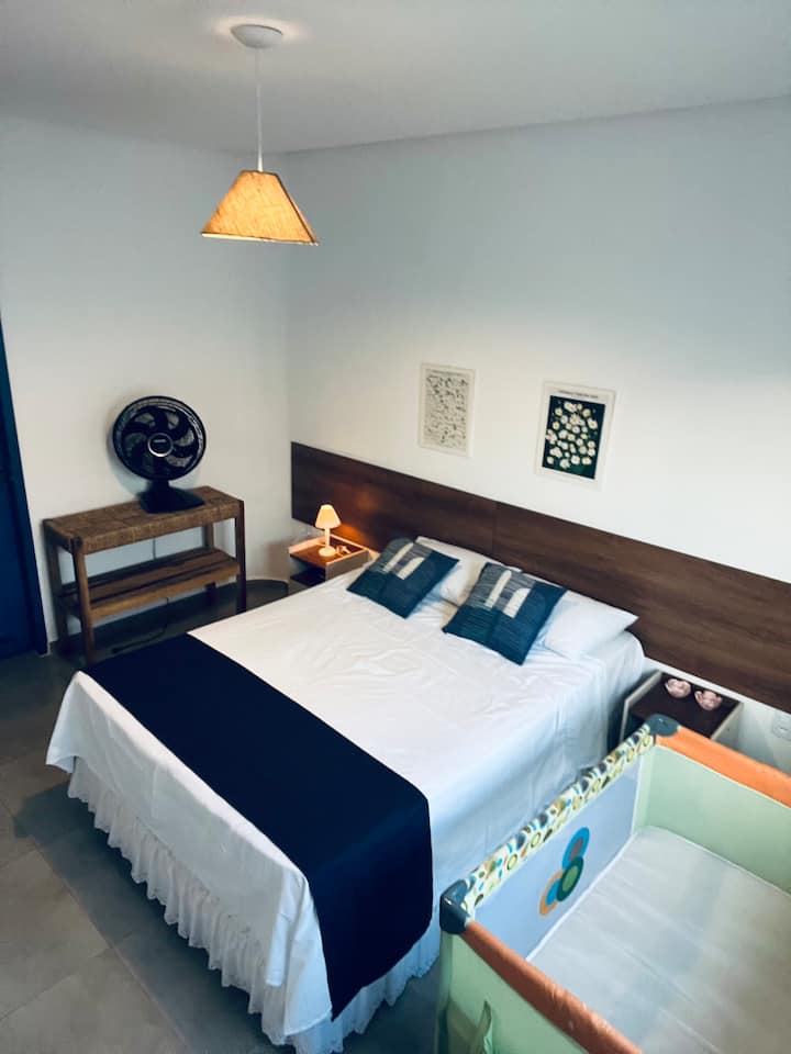 Chumba cha 2 (ghorofa ya chini, hakuna ngazi), chenye kitanda 1 cha kawaida cha watu wawili na sehemu ya kuweka kitanda 1 cha bembea na kitanda 1 cha mtoto. 