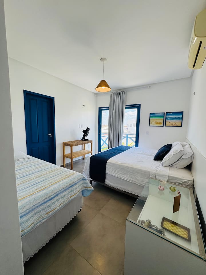 Chumba cha 3 (hakipatikani katika muundo wa kawaida) kwenye ghorofa ya juu (ufikiaji wenye ngazi), chenye kitanda 1 cha watu wawili na kitanda 1 cha mtu mmoja + nafasi ya kitanda 1 cha bembea na/au kitanda cha mtoto (bei unapoomba)