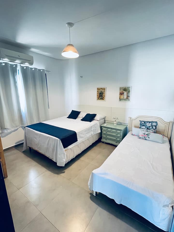 Chumba cha 1 (ghorofa ya chini, hakuna ngazi) chenye kitanda 1 cha kawaida cha watu wawili na kitanda 1 cha mtu mmoja 